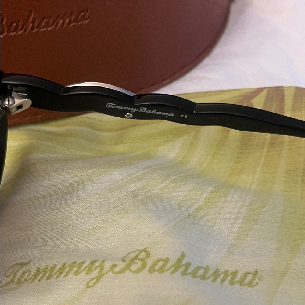 Tommy Bahama Elegant Black Sunglasses - Picture 3 of 8